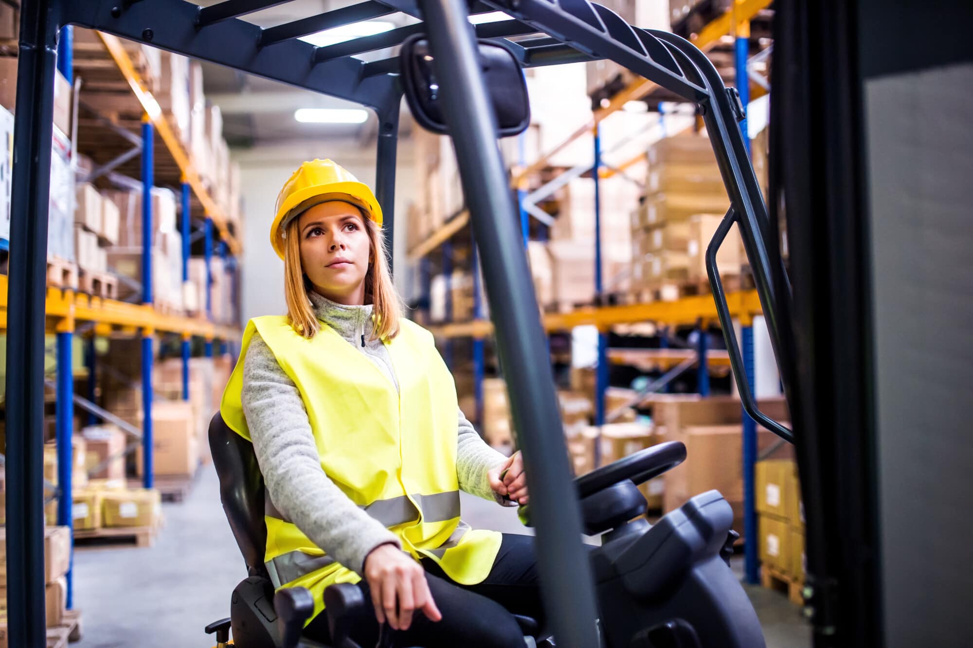 Woman-warehouse-worker-with-fo